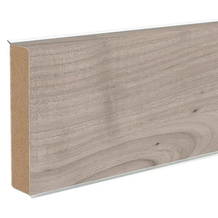 Sockelleiste XL Maelle - 250 cm x 18 mm x 60 mm, MDF/HDF - Nahaufnahme einer Sockelleiste in Holzoptik mit silberfarbenen Akzenten, ideal für moderne Wohnräume und Fußbodenabschlüsse.