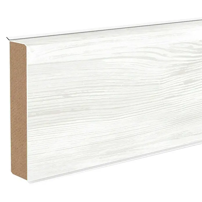 Sockelleiste XL Andersen - 250 cm x 18 mm x 60 mm, MDF/HDF - Nahaufnahme einer weißen Sockelleiste mit Holzstruktur. Ideal für die stilvolle Gestaltung von Innenräumen mit einem natürlichen Akzent.