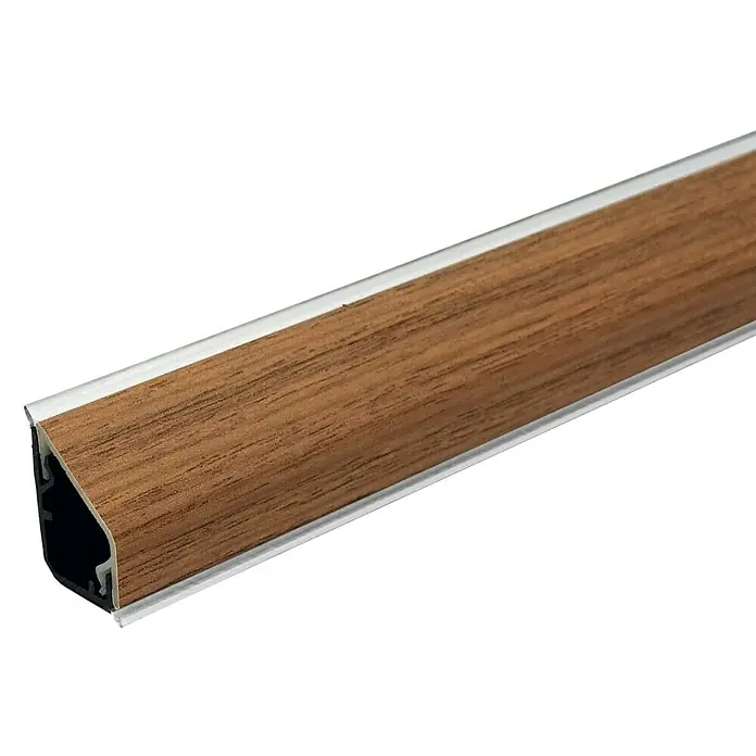 Kantoflex Wandabschlussprofil Design 3324 Butcher Block - 60 x 1,6 x 2,4 cm - Nahaufnahme einer Sockelleiste mit Holzdekor und silberfarbenem Rand, ideal für moderne Raumgestaltung.