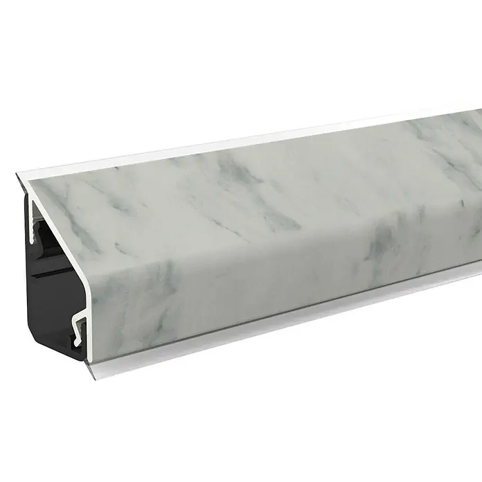 CUCINE Wandabschlussprofil Design 3570 Marmo Bianco - 300 x 1,6 x 2,4 cm - Nahaufnahme einer Sockelleiste in Marmoroptik mit weißem Rahmen, geeignet für stilvolle Bodenabschlüsse.