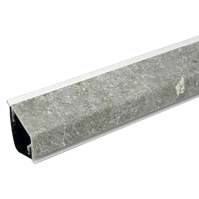 CUCINE Wandabschlussprofil Design 3584 Remus Stone - 64 x 1,6 x 2,4 cm - Nahaufnahme eines grauen Marmor-Übergangsprofils mit silberfarbenem Rahmen. Ideal für Bodenbeläge und Innenausbau.