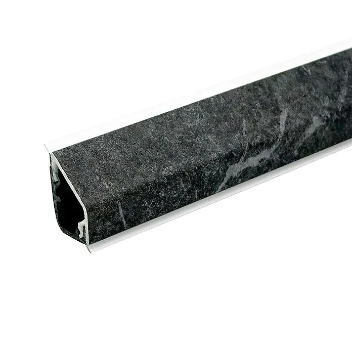 CUCINE Wandabschlussprofil Design 3556 Waldeck Slate - 64 x 1,6 x 2,4 cm - Nahaufnahme eines weißen Sockelleistenprofils mit einer dunklen Marmoroptik. Das Profil ist auf einem schwarzen Hintergrund dargestellt.