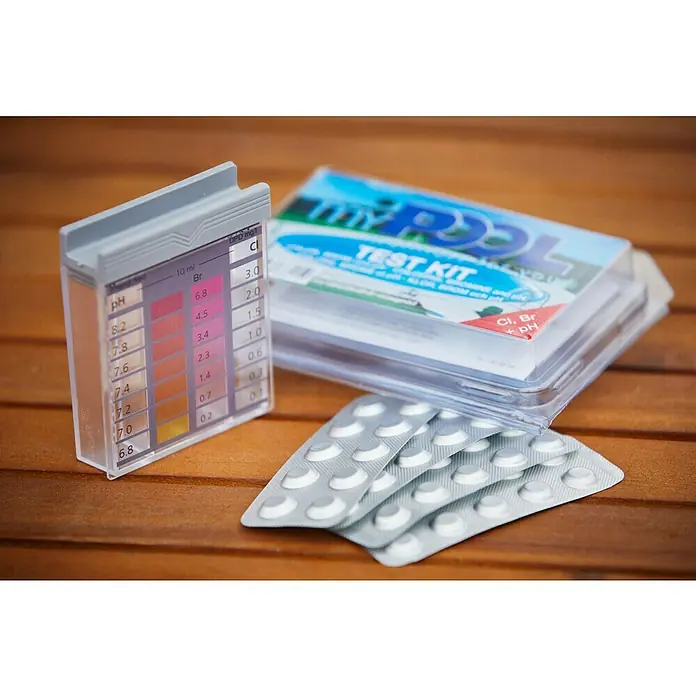 myPool Chlor- & pH-Testgerät - Geeignet für: Pools - Ein Pool-Testkit mit Teststreifen, einer Farbskala zur Auswertung und Tabletten zur Wasseranalyse auf einem Holztisch.