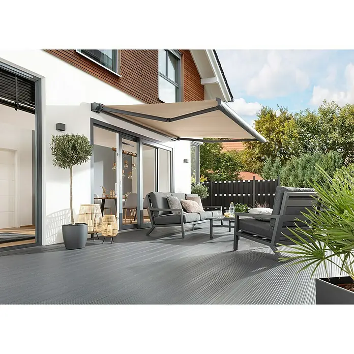 Sunfun Vollkassettenmarkise Elba - Beige, Farbe Gestell: Anthrazitgrau, Breite: 4 m, Ausfall: 3,5 m - Moderne Terrasse mit einer stilvollen Markise, die Schatten spendet und das Outdoor-Wohnzimmer perfekt ergänzt. Die grauen Gartenmöbel laden zum Verweilen ein.