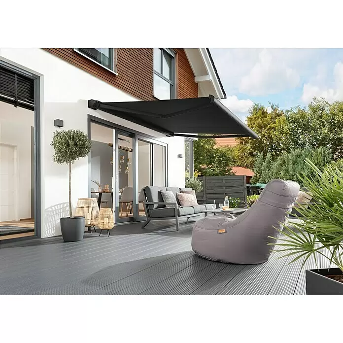 Sunfun Vollkassettenmarkise Elba - Schwarz, Farbe Gestell: Tiefschwarz, Breite: 3,5 m, Ausfall: 3 m - Schwarze Markise über einer Terrasse ausgefahren, spendet Schatten für Gartenmöbel.