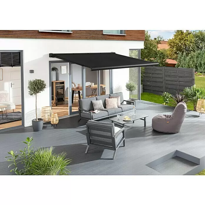 Sunfun Vollkassettenmarkise Elba - Schwarz, Farbe Gestell: Tiefschwarz, Breite: 3,5 m, Ausfall: 3 m - Schwarze Markise über einer modernen Terrasse ausgefahren, spendet Schatten für einen Sitzbereich.