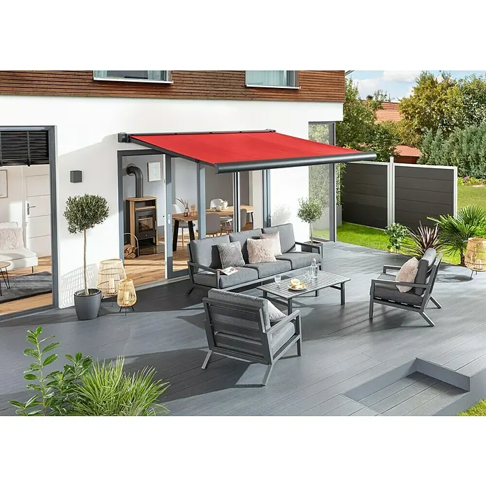 Sunfun Vollkassettenmarkise Elba - Rot, Farbe Gestell: Anthrazitgrau, Breite: 5 m, Ausfall: 3,5 m - Moderne Terrasse mit roter Markise, grauen Gartenmöbeln und Holzboden für entspannte Stunden im Freien.