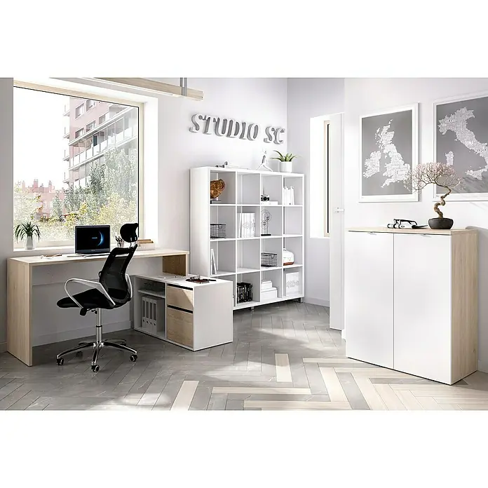 Dekit Mesa de escritorio Rox - L x An x Al: 92 x 139 x 75 cm, Natural/Blanco - Elegante espacio de oficina con escritorio claro, silla de oficina elegante y estanterías blancas. Ambiente luminoso con plantas y elementos decorativos para oficina.