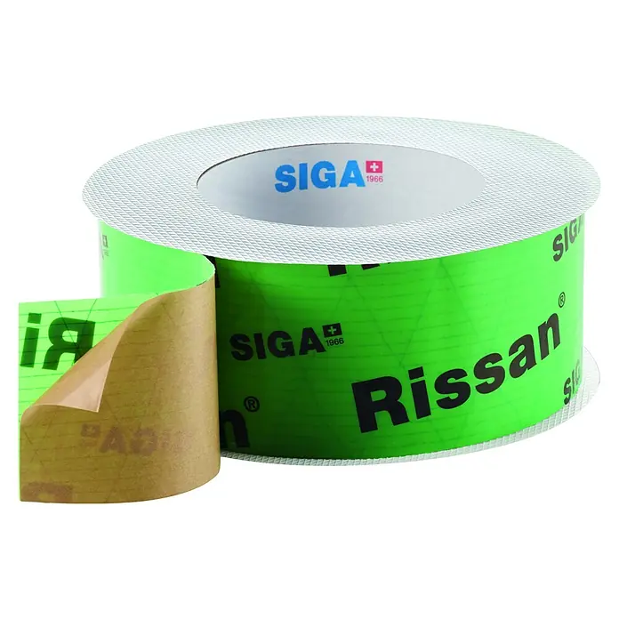 Siga Klebeband Rissan 60 - 15 m x 60 mm, Armierte Spezialfolie aus PE - Abbildung eines Rollen SIGA Rissan Klebebands, das für luftdichte Gebäudehüllen verwendet wird. Es ist grün und hat ein Abdeckpapier.