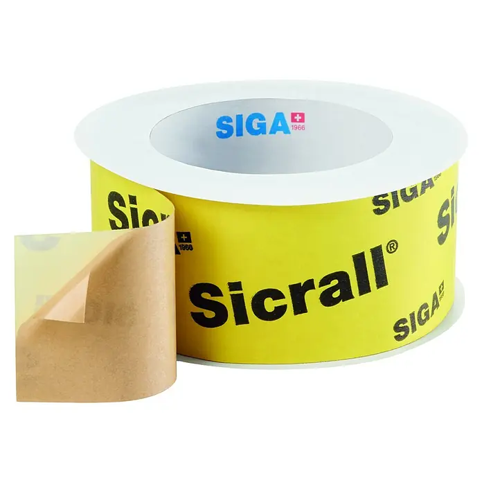 Siga Klebeband Sicrall 60 - 15 m x 60 mm, Spezialpapier verstärkt - Nahaufnahme von SIGA Sicrall Klebebandrolle mit gelbem Etikett und braunem Klebeband.