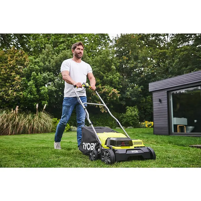 Ryobi ONE+ Akku-Vertikutierer RY18SFX35A-240 - Anzahl Akkus: 2 Akkus, 18 V, Arbeitsbreite: 35 cm - Ein Mann mäht den Rasen mit einem gelben und schwarzen Ryobi Rasenmäher in seinem Garten. Der Rasen ist gepflegt und grün.