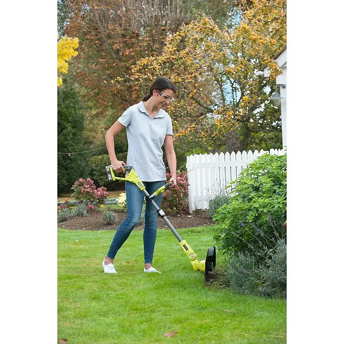 Ryobi ONE+ Akku-Rasentrimmer RLT183225F - 18 V, 2,5 Ah, Li-Ionen, 1 Akku - Eine Frau trimmt Gras mit einem gelben Ryobi Kantenschneider im Garten.