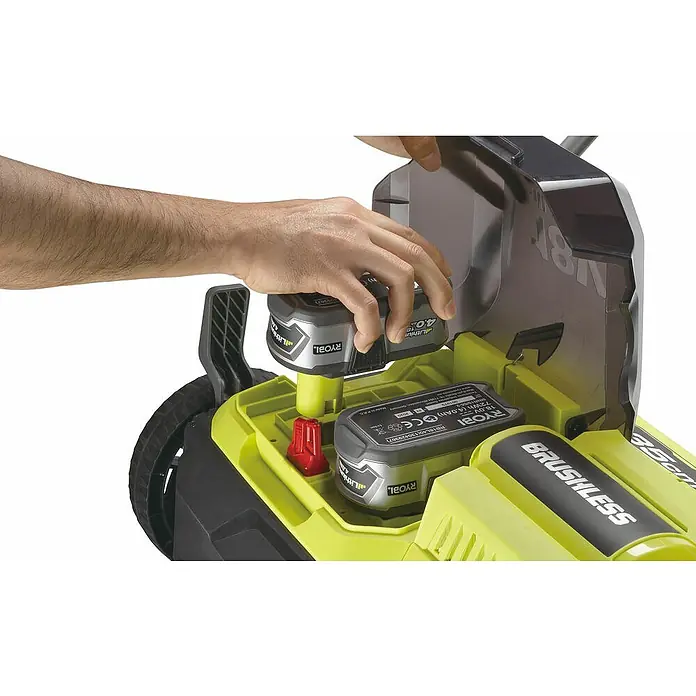 Ryobi ONE+ Akku-Vertikutierer RY18SFX35A-240 - Anzahl Akkus: 2 Akkus, 18 V, Arbeitsbreite: 35 cm - Eine Nahaufnahme eines Ryobi Rasenmähers, der von einer Hand mit einer 4.0 Ah Batterie bestückt wird, die sich in der Batteriehalterung befindet.