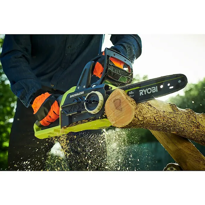 Ryobi ONE+ Maschinenpaket - Akku-Kettensäge ,18V, 4 Ah Akku & 2A Ladegerät - Nahaufnahme einer Ryobi Akku-Kettensäge beim Sägen eines Baumstamms, die Sägespäne fliegen.