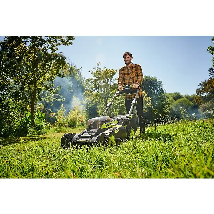 Ryobi Akku-Rasenmäher RY36LMX51A-160 - 36 V, 1 Akku, 6 Ah, Schnittbreite: 51 cm - Ein Mann mäht Rasen mit einem Ryobi Akku-Rasenmäher in einem grünen Garten. Der Rasenmäher ist schwarz mit grünen Akzenten.