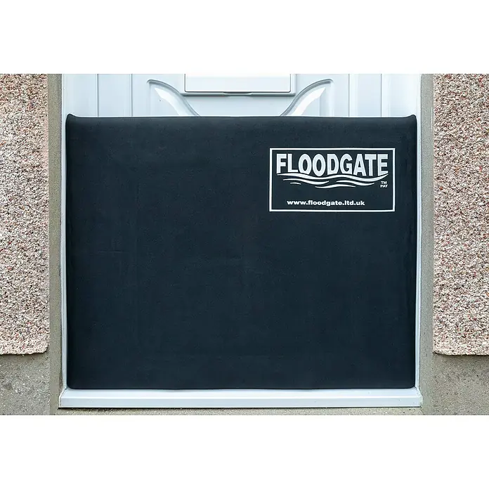 Öko-Tec Tür- & Fenstersperre Floodgate - Medium, Verstellbereich: 95,5 cm - 118,5 cm, Höhe: 68 cm, Montageart: Klemmen - Nahaufnahme eines Floodgate-Hochwasserschutzes vor einer Tür, der das Haus vor Überschwemmungen schützt.