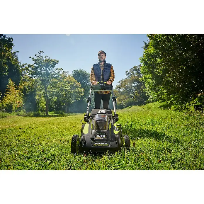 Ryobi Akku-Rasenmäher RY36LMX51A-160 - 36 V, 1 Akku, 6 Ah, Schnittbreite: 51 cm - Ein Mann, der einen Ryobi Akku-Rasenmäher mit Radantrieb auf einer grünen Wiese benutzt. Der Rasenmäher ist mit "Brushless Self-Propelled" beschriftet.