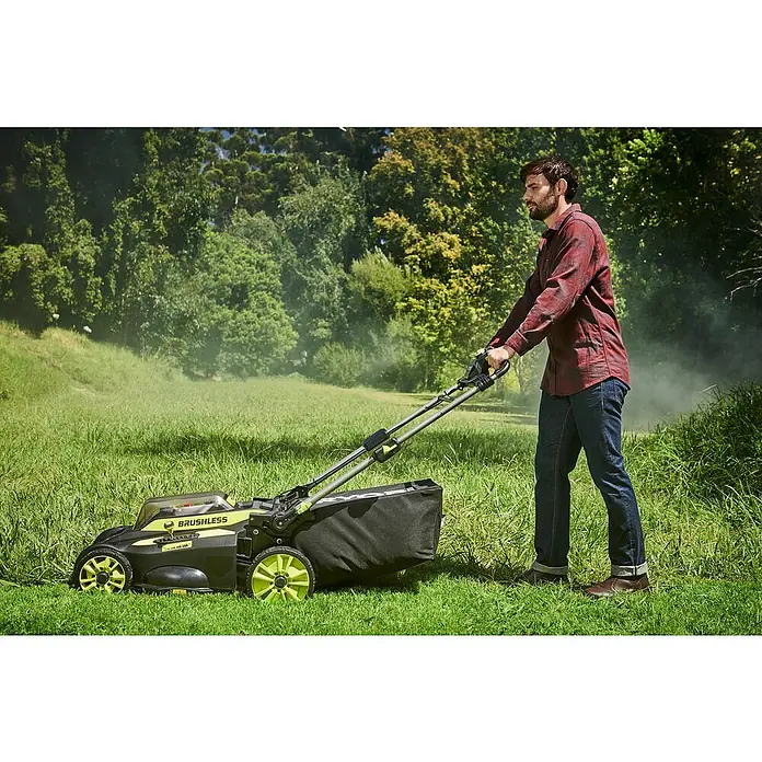 Ryobi Akku-Rasenmäher RY36LMX51A-160 - 36 V, 1 Akku, 6 Ah, Schnittbreite: 51 cm - Ein Mann mäht Rasen mit einem Brushless-Rasenmäher. Das Gerät ist schwarz mit grünen Akzenten und einem Fangkorb.