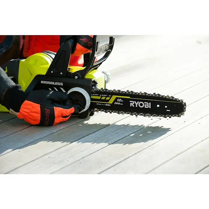 Ryobi ONE+ Akku-Kettensäge - 18 V, Li-Ionen, Ohne Akku, Schwertlänge: 30 cm - Nahaufnahme einer Ryobi Akku-Kettensäge mit 12-Zoll-Schiene, die auf einer Holzoberfläche steht, mit einer Hand, die an der Spannvorrichtung arbeitet.