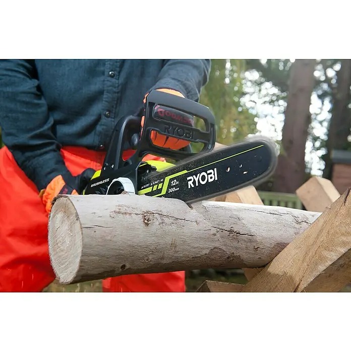 Ryobi ONE+ Akku-Kettensäge - 18 V, Li-Ionen, 1 Akku, Schwertlänge: 30 cm - Nahaufnahme einer Ryobi Akku-Kettensäge beim Zerteilen eines Baumstamms im Freien, fokussiert auf Präzision und Leistung.