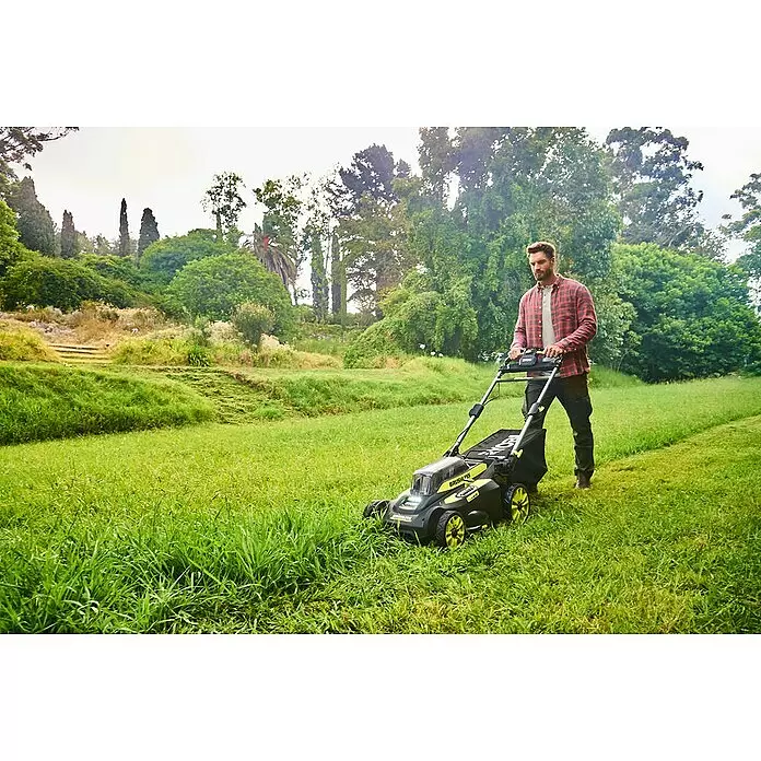 Ryobi Akku-Rasenmäher RY36LMX51A-160 - 36 V, 1 Akku, 6 Ah, Schnittbreite: 51 cm - Mann mäht mit einem schwarz-gelben Rasenmäher hohes Gras in einer großen Außenanlage.