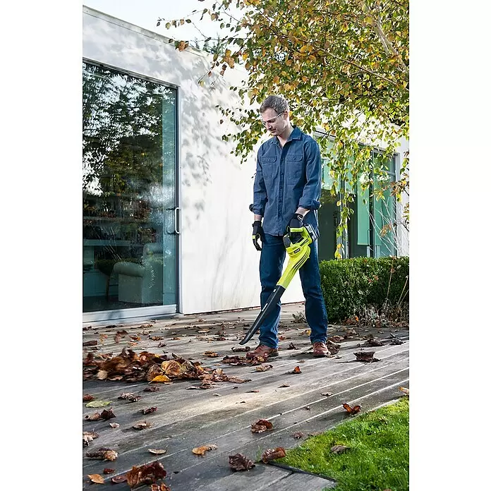 Ryobi ONE+ Akku-Laubbläser OBL 1820 S - 18 V, Ohne Akku, Blasgeschwindigkeit: 245 km/h, Blasleistung: 2,5 m³/min - Anwendungsbeispiel