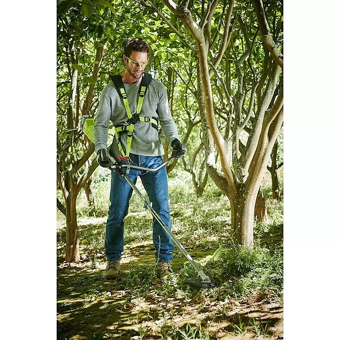 Ryobi ONE+ Akku-Rasentrimmer RBC 18X20B4F - 18 V, 4 Ah, Li-Ionen, 1 Akku, Schnittbreite Messer: 20 cm, Schnittbreite Faden: 30 cm - Anwendungsbeispiel