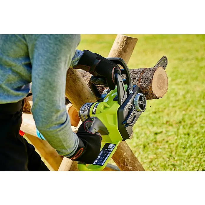 Ryobi ONE+ Akku-Kettensäge - 18 V, Li-Ionen, 1 Akku, Schwertlänge: 30 cm - Die Akku-Kettensäge von Ryobi in Aktion. Ideal für Gartenarbeiten und das Zerkleinern von Brennholz. Leistungsstark und einfach zu bedienen.