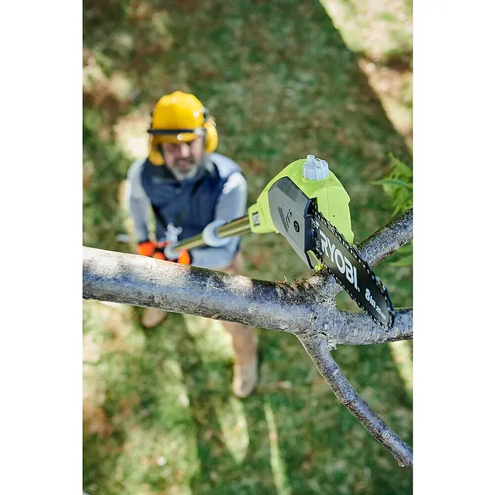 Ryobi ONE+ Akku-Hochentaster OPP 1820 - 18 V, Ohne Akku, Schwertlänge: 20 cm - Eine RYOBI Astsäge im Einsatz, bereit einen Baumast zu schneiden. Der Bediener ist mit Schutzkleidung ausgestattet.
