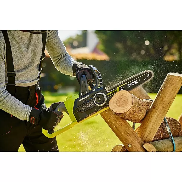 Ryobi ONE+ Akku-Kettensäge - 18 V, Li-Ionen, 1 Akku, Schwertlänge: 30 cm - Anwendungsbeispiel