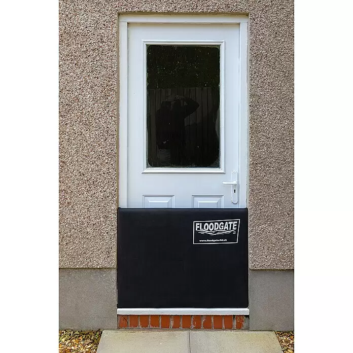Öko-Tec Tür- & Fenstersperre Floodgate - Medium, Verstellbereich: 95,5 cm - 118,5 cm, Höhe: 68 cm, Montageart: Klemmen - Stimmungsaufnahme