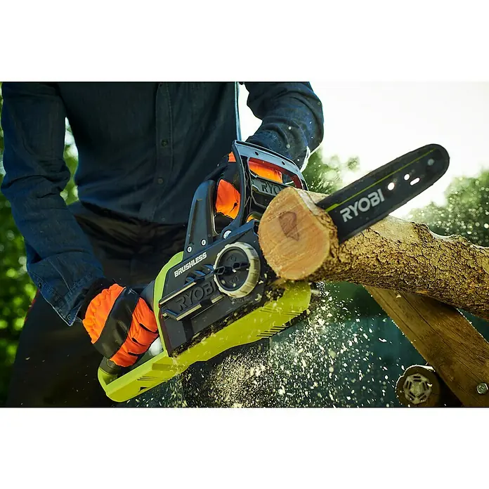 Ryobi ONE+ Akku-Kettensäge - 18 V, Li-Ionen, 1 Akku, Schwertlänge: 30 cm - Eine Person benutzt eine RYOBI Akku-Kettensäge zum Schneiden eines Holzscheits. Die Kettensäge ist grün und schwarz und hat eine Bürstenlose-Technologie.