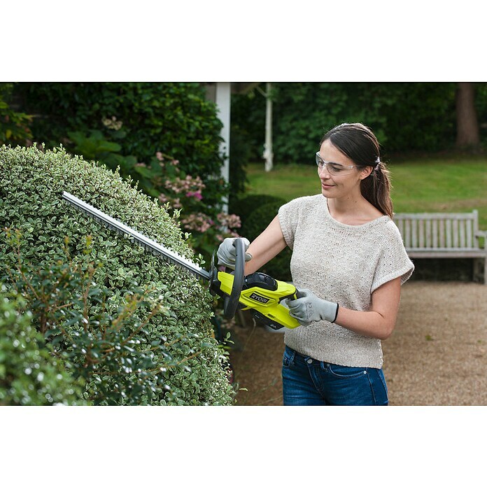 Ryobi ONE+ Akku-Heckenschere OHT184518 V, Li-Ionen, Ohne Akku, Schnittlänge: 45 cm Use Shot