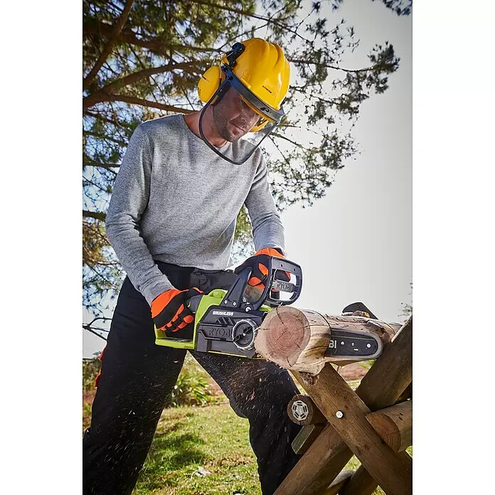 Ryobi ONE+ Akku-Kettensäge - 18 V, Li-Ionen, Ohne Akku, Schwertlänge: 30 cm - Anwendungsbeispiel