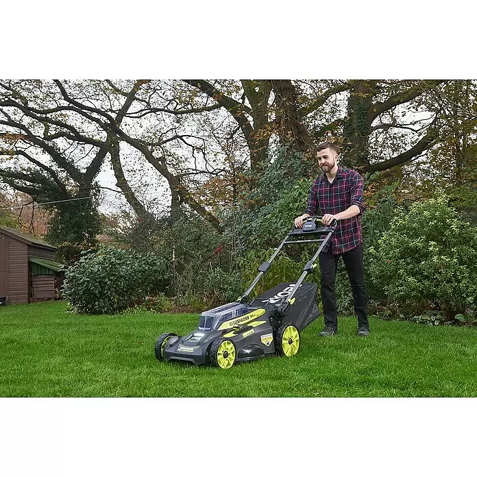 Ryobi Akku-Rasenmäher RY36LMX51A-160 - 36 V, 1 Akku, 6 Ah, Schnittbreite: 51 cm - Ein Mann mäht einen grünen Rasen mit einem schwarz-neongrünen Akku-Rasenmäher.