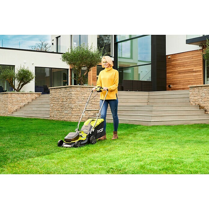 Ryobi ONE+ Hybrid-Rasenmäher RY18LMX37A-225Li-Ionen, 2,5 Ah, 2 Akkus, Schnittbreite: 37 cm Use Shot