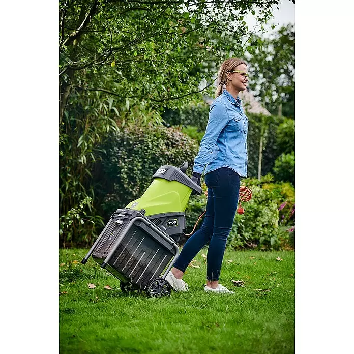 Ryobi Elektro-Häcksler RSH2545B - Max. Aststärke: 4,5 cm, 2.500 W - Anwendungsbeispiel