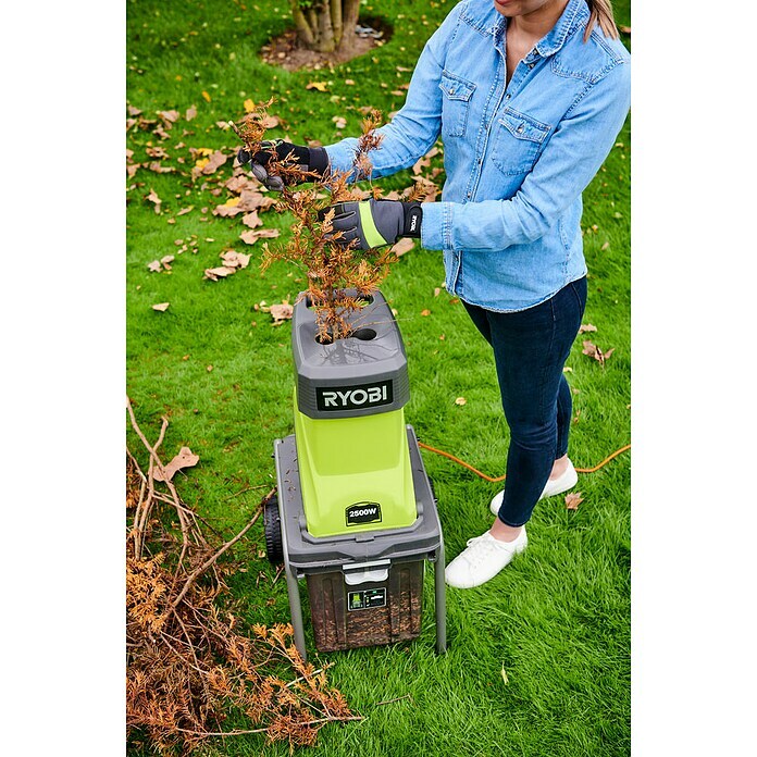 Ryobi Elektro-Leisehäcksler RSH2545B2.500 W, Max. Astdurchschnitt: 4,5 cm Use Shot