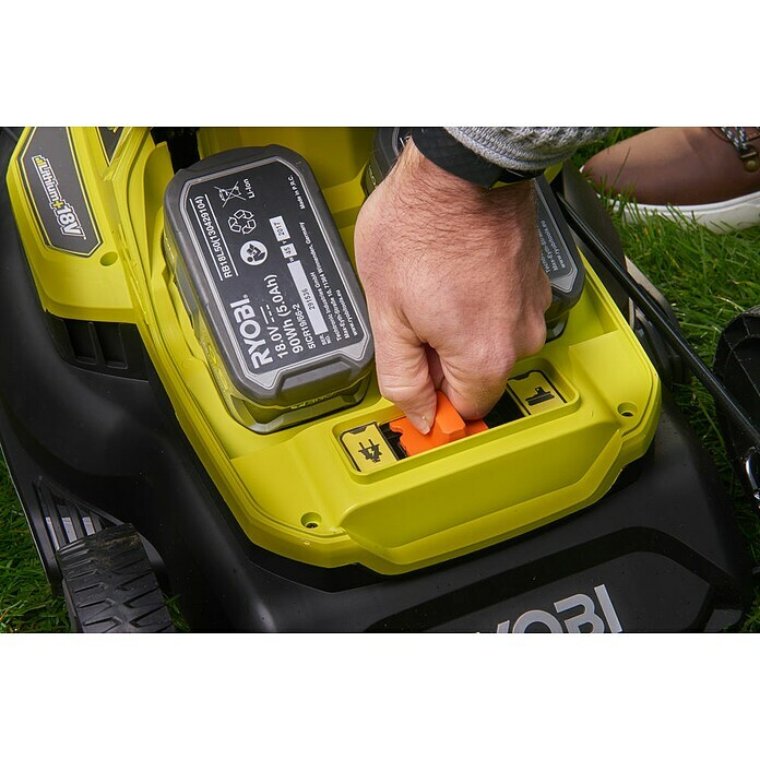 Ryobi ONE+ Hybrid-Rasenmäher RY18LMX37A-225Li-Ionen, 2,5 Ah, 2 Akkus, Schnittbreite: 37 cm Use Shot