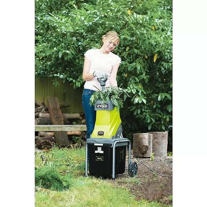 Ryobi Elektro-Häcksler RSH2545B - Max. Aststärke: 4,5 cm, 2.500 W - Anwendungsbeispiel
