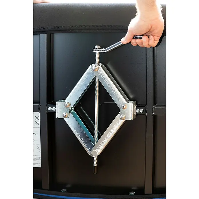 Öko-Tec Tür- & Fenstersperre FloodgateXL, Verstellbereich: 135 cm - 158 cm, Höhe: 68 cm, Montageart: Klemmen - Eine Hand bedient einen Wagenheber, um ein Produkt anzuheben. Der silberne Wagenheber ist an einer schwarzen Struktur befestigt.