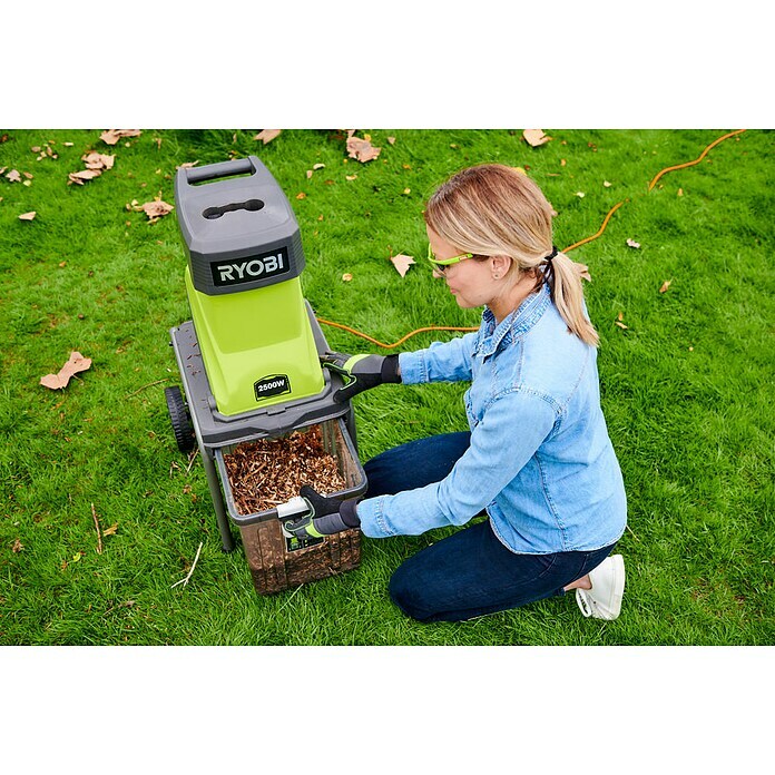 Ryobi Elektro-Leisehäcksler RSH2545B2.500 W, Max. Astdurchschnitt: 4,5 cm Use Shot