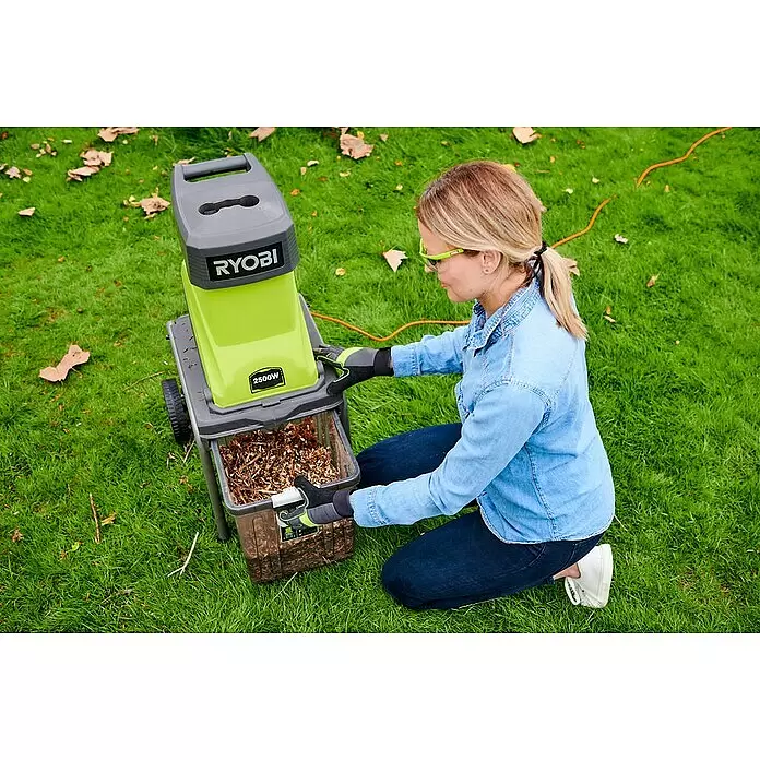 Ryobi Elektro-Häcksler RSH2545B - Max. Aststärke: 4,5 cm, 2.500 W - Anwendungsbeispiel