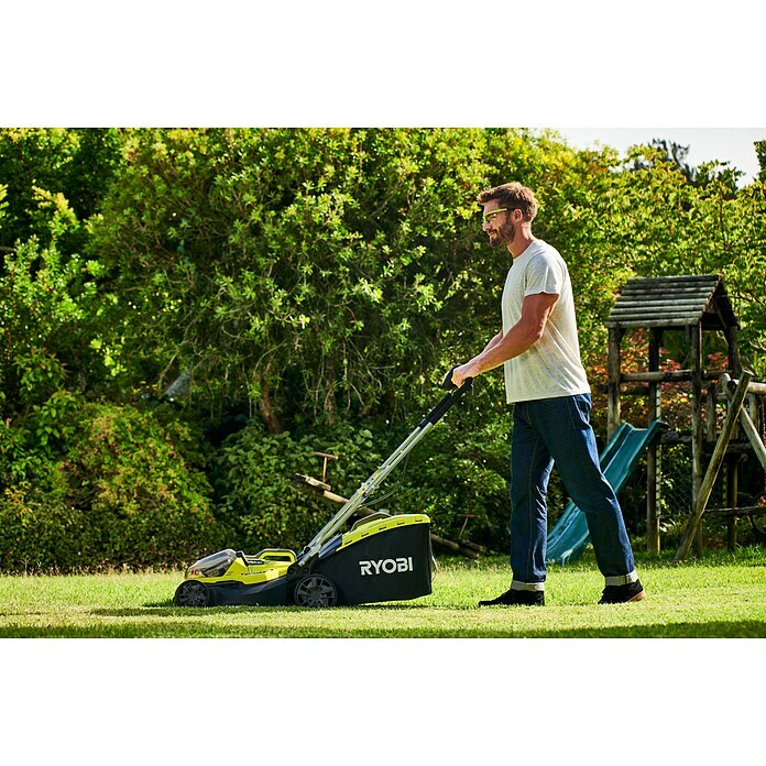 Ryobi ONE+ Hybrid-Rasenmäher RY18LMX37A-225Li-Ionen, 2,5 Ah, 2 Akkus, Schnittbreite: 37 cm Use Shot