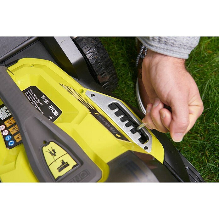 Ryobi ONE+ Hybrid-Rasenmäher RY18LMX37A-225Li-Ionen, 2,5 Ah, 2 Akkus, Schnittbreite: 37 cm Use Shot