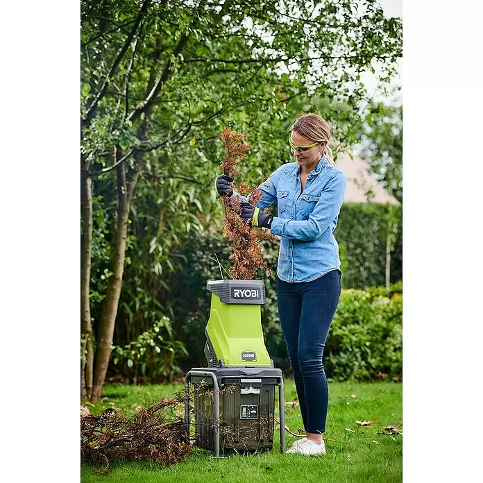 Ryobi Elektro-Häcksler RSH2545B - Max. Aststärke: 4,5 cm, 2.500 W - Anwendungsbeispiel