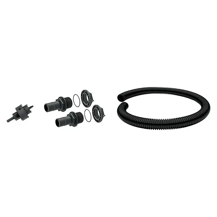 Regentonnen-Verbindungs-Set mit Schlauchstück - 4 -tlg., Passend für: Regentonnen Maze, Tube, Aquacan, Smooth, Peruno, Aqua Tower & Tower Stone - Abgebildet ist ein Set von schwarzen Komponenten, bestehend aus Anschlüssen, Dichtungen und einem flexiblen Schlauch für verschiedene Anwendungen.
