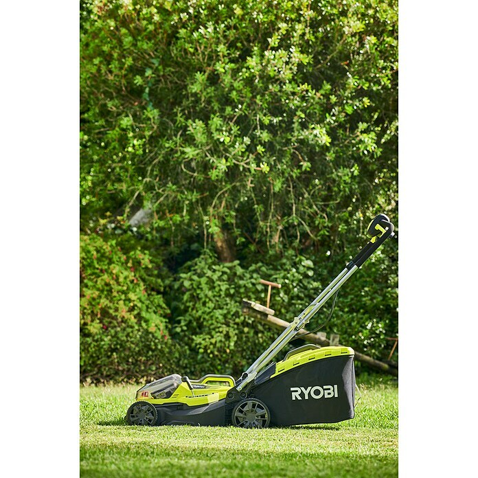 Ryobi ONE+ Hybrid-Rasenmäher RY18LMX37A-225Li-Ionen, 2,5 Ah, 2 Akkus, Schnittbreite: 37 cm Mood Shot