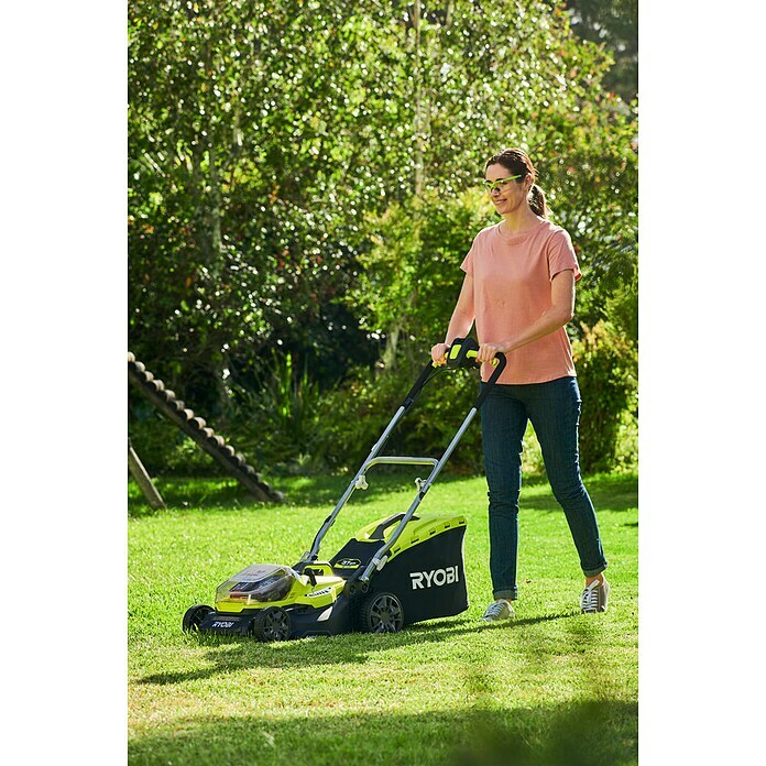 Ryobi ONE+ Hybrid-Rasenmäher RY18LMX37A-225Li-Ionen, 2,5 Ah, 2 Akkus, Schnittbreite: 37 cm Use Shot