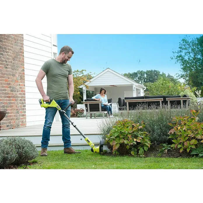 Ryobi ONE+ Hybrid-Rasentrimmer RLT1831H25F - 18 V, 2,5 Ah, Li-Ionen, 1 Akku - Ein Mann benutzt einen gelben Ryobi Rasentrimmer, während eine Frau im Hintergrund sitzt.